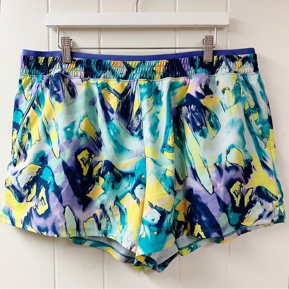 NWOT  TEK GEAR Womens Workout Abstract Mid Rise Shorts XXL Lined Elastic Waist